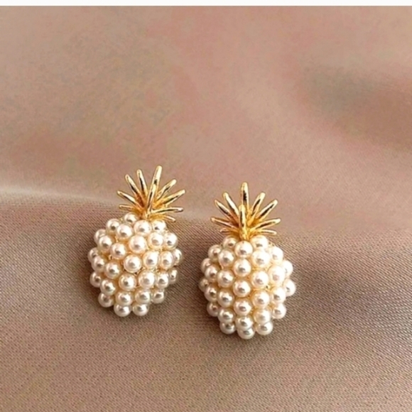 Pineapple shape earrings pearl like gold tone post - Picture 4 of 5